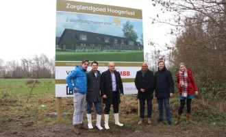 September Muiden van start met onthulling bouwbord bij bouwgrond